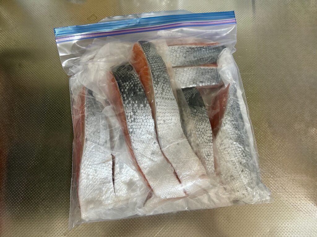小分けした鮭をジップロックに入れて冷凍