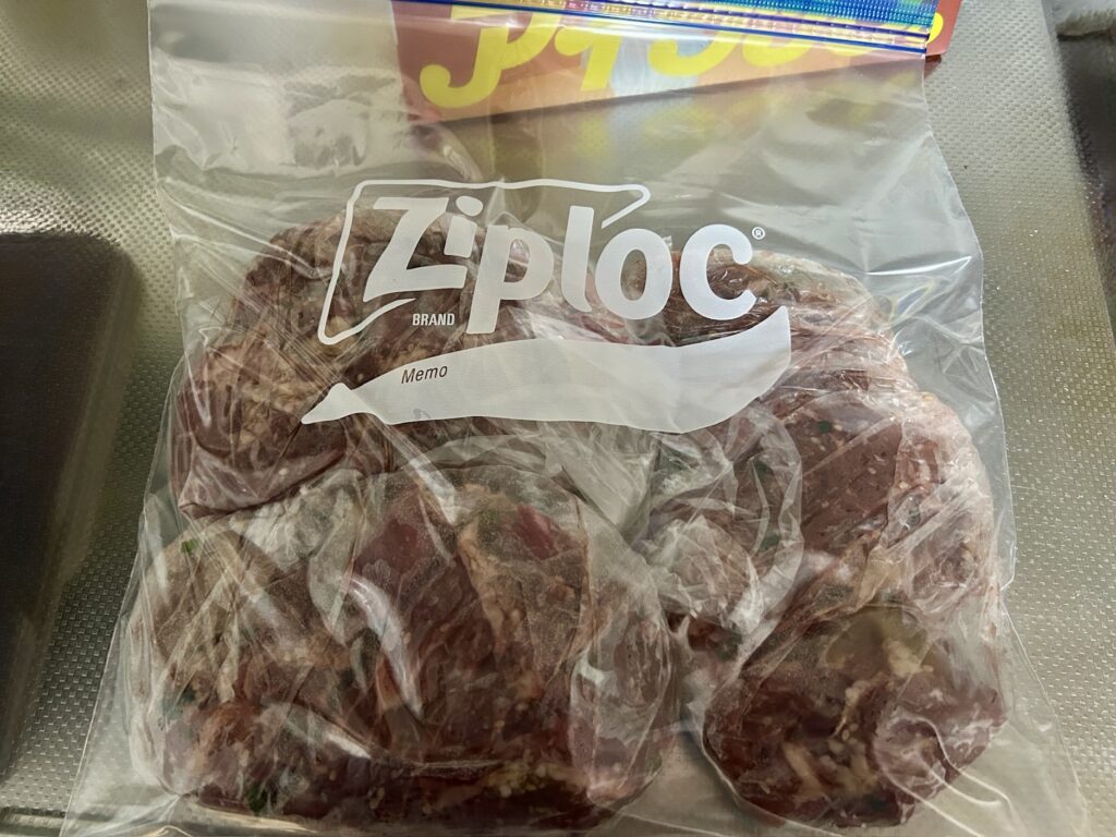 アイラップで分けたプルコギビーフをジップロックに入れ冷凍