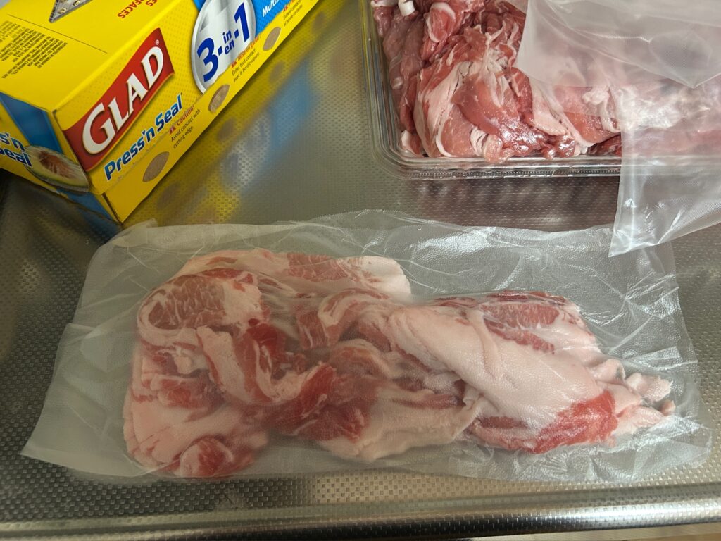 コストコの薄切り肉をプレスンシールで平らにして小分け冷凍