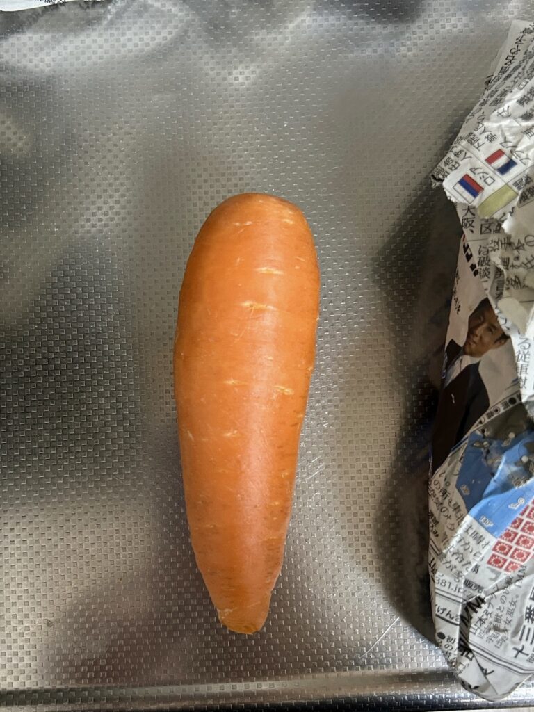 新聞に包む前の人参
