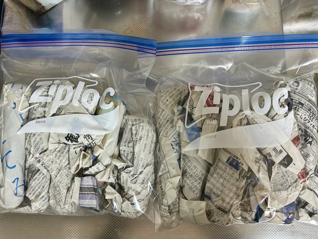 人参を1本ずつ新聞に包み、生えてる向きにジップロックへ詰める