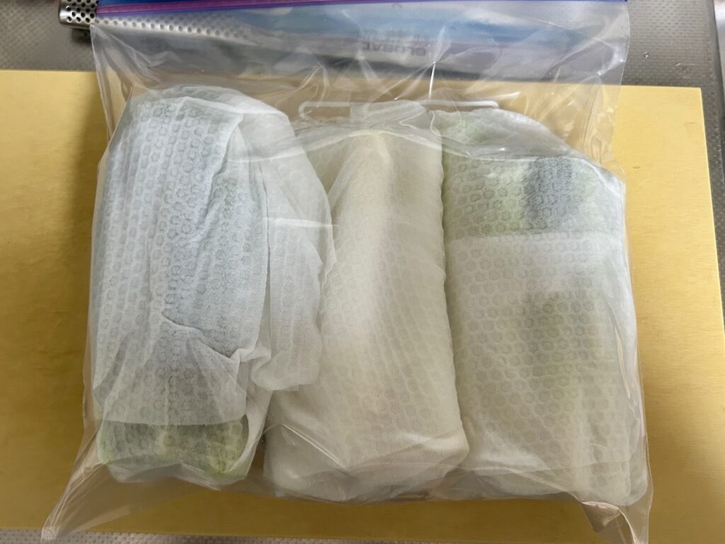 生えていた向きに合わせて並べ、濡らしたキッチンペーパーで包み、ジップロックに詰める
