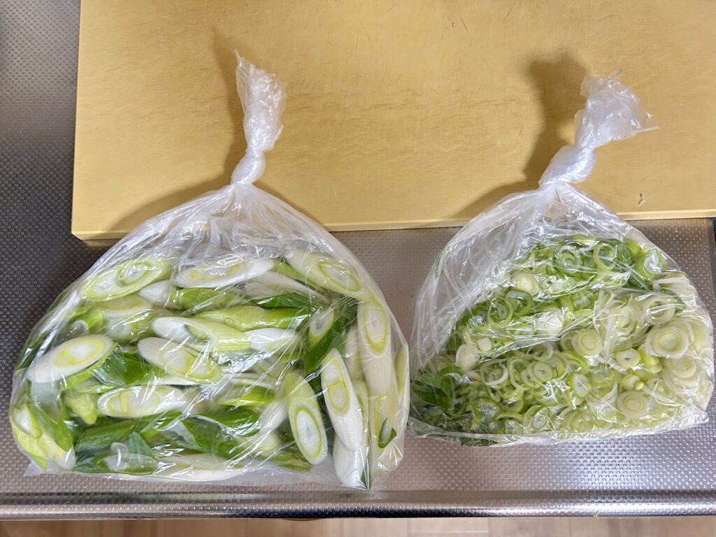 長葱を斜め切り・薬味用にそれぞれカットし、アイラップに詰める